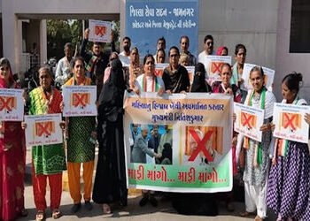 જામનગર શહેર મહિલા કોંગ્રેસ દ્વારા બિહારના મુખ્યમંત્રીના મુસ્લિમ યુવતીના હિજાબ ખેંચવાના મામલે વિરોધ પ…