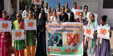 જામનગર શહેર મહિલા કોંગ્રેસ દ્વારા બિહારના મુખ્યમંત્રીના મુસ્લિમ યુવતીના હિજાબ ખેંચવાના મામલે વિરોધ પ…