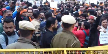 બાંગ્લાદેશમાં હિન્દુ યુવકની હત્યા મામલે ભારતમાં આક્રોશ, બાંગ્લાદેશ હાઈકમિશન સામે VHPનું હલ્લાબોલ | V…