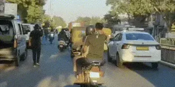 કાતિલ દોરીથી સાવધાન! અમદાવાદમાં બાઈકચાલકને ગળામાં વાગી પતંગની દોરી, પોલીસકર્મીએ તાત્કાલિક હોસ્પિટલ પ…