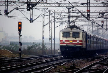 રાજકોટમાં ચાલતી ટ્રેનમાં જામનગરના નિવૃત્ત ASI પર જીવલેણ હુમલો, લૂંટારુઓ રિવોલ્વર અને મોબાઈલ લઈને ફરા…