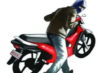 વડોદરા પોલીસે સતત ત્રીજે દિવસે વાહનચોર પકડ્યો | city police catch vehicle thief on third day