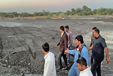 થાનના ખાખરાળીમાં કોલસાની 5 લીઝ સીલ : રૂ. 1.36 કરોડનો મુદ્દામાલ જપ્ત | 5 coal leases sealed in Thane …