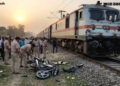 UPમાં ધ્રૂજાવીદેનારી ઘટના: રેલવે ટ્રેક પસાર કરતા સમયે આવી ગઈ ગરીબ રથ એક્સપ્રેસ, દંપતી સહિત 5ના કરૂણ …