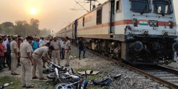 UPમાં ધ્રૂજાવીદેનારી ઘટના: રેલવે ટ્રેક પસાર કરતા સમયે આવી ગઈ ગરીબ રથ એક્સપ્રેસ, દંપતી સહિત 5ના કરૂણ …