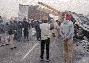 કર્ણાટકમાં કરુણાંતિકા, ટ્રક અને બસ વચ્ચે ભીષણ ટક્કર; 17 લોકો જીવતા બળીને ખાખ