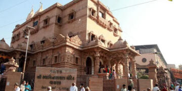 અમદાવાદના મંદિરમાં ભક્તિના બહાને છેતરપિંડી, શ્રદ્ધાળુ બનીને આવેલો શખસ 6 લાખનો હાર લઈ ફરાર | Fraudste…