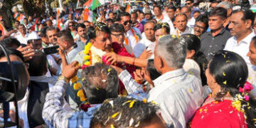 વડોદરામાં ભાજપ-કોંગ્રેસના કાર્યકર્તાઓ બાખડ્યા, પોલીસે વચ્ચે પડીને મામલો થાળે પાડ્યો | Vadodara News …