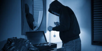 લગ્ન પ્રસંગે વતન ગયેલા પરિવારના ઘરમાંથી પાંચ તોલા સોનાના દાગીનાની ચોરી | 5 tolas of gold jewelry sto…