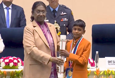 પિતાને મગરથી બચાવનારા સાહસી દીકરાને રાષ્ટ્રીય બાલ પુરસ્કાર, રાષ્ટ્રપતિના હસ્તે સન્માનિત | Agra presi…