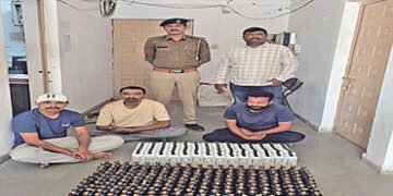 વટામણ ચોકડી પાસેથી કારમાંથી દારૂ સાથે બે શખ્સ પકડાયા | Two men caught with liquor from a car near Va…