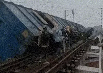 બિહારમાં મોટી ટ્રેન દુર્ઘટના, માલગાડીના 12 ડબા પાટા પરથી ખડી પડ્યા, 3 ડબા નદીમાં ખાબક્યાં