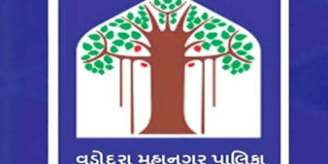 વડોદરા: મેનહોલમાં પડવાથી યુવકનું મોત નીપજતા મ્યુ. કોર્પોરેશનની કાર્યવાહી | Vadodara: Youth dies afte…