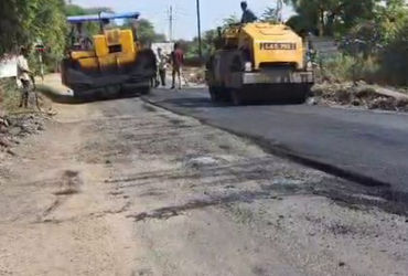 VIDEO | છોટાઉદેપુર: હાંદોદ-ડભોઇ રોડની કામગીરીમાં વેઠ ઉતારાઈ, ‘પોદળો પડે તો માટી ઉખડે’ જેવો ઘાટ! | Ha…