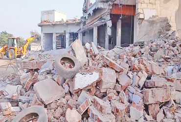 ચોટીલાના ખેરડી પાસે સરકારી જમીન પર 25 વર્ષથી કરેલી હોટલ, 7 દુકાનો, 3 મકાનો તોડી પડાયા | A hotel 7 sh…