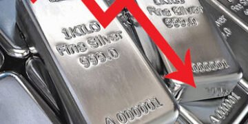 ચાંદી શિખર પરથી રૂ. ૧૫ હજાર ગબડી | Silver falls by Rs 15 000 from its peak