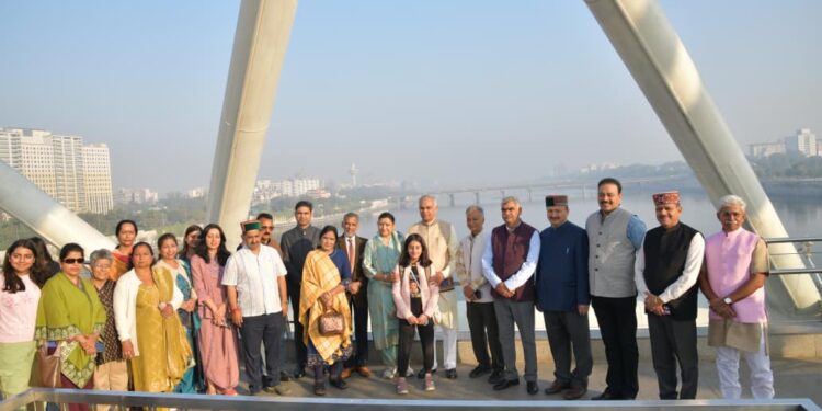 રાજ્યપાલ આચાર્ય દેવવ્રતજીએ હિમાચલ પ્રદેશના પ્રતિનિધિ મંડળ સાથે અમદાવાદ ફ્લાવર શો અને અટલબ્રિજની મુલા…