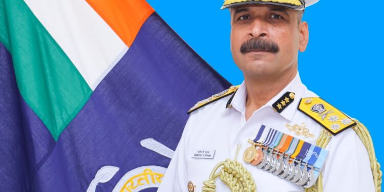 કોસ્ટ ગાર્ડ કમાન્ડર (વેસ્ટર્ન સીબોર્ડ) તરીકેનો ચાર્જ સંભાળતા એમ.વી. પાઠક, પીટીએમ, ટીએમએ