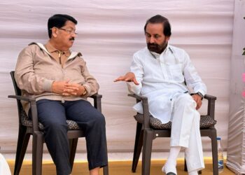 શબ્દો પણ શોક સામે ટૂંકા પડ્યા:લીમડા હનુભાના ગામે ગોહિલ પરિવારના દુઃખમાં સહભાગી બન્યા રાજ્યસભા સાંસદ …