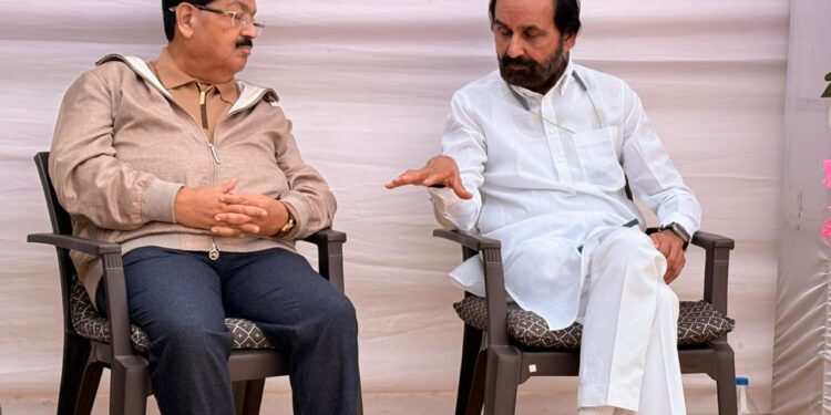 શબ્દો પણ શોક સામે ટૂંકા પડ્યા:લીમડા હનુભાના ગામે ગોહિલ પરિવારના દુઃખમાં સહભાગી બન્યા રાજ્યસભા સાંસદ …