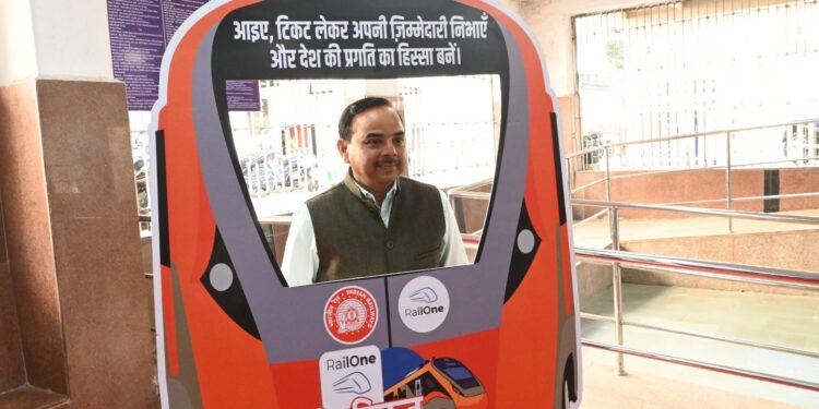 “મારું ટિકિટ, મારી શાન – વિકસિત ભારત માટે મારું યોગદાન” યાત્રી જાગૃતિ અભિયાનનું DRM દ્વારા શુભારંભ