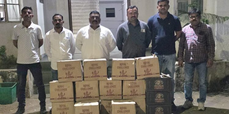 દાઠા પોલીસ સ્ટેશન વિસ્તારમાં ભાવનગર એલસીબી નો સપાટો ભારતીય બનાવટનાં ઇંગ્લીશ દારૂની બોટલ નંગ-૨૪૦ કિ.ર…