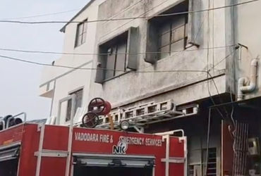 છાણી વિસ્તારના ગોડાઉનમાં આગ લાગતાં ઝેરોક્ષના મશીનોમાંથી બ્લાસ્ટ થયા | fire caught in godown of chhan…