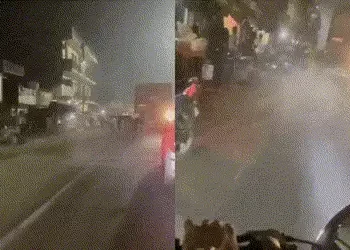 VIDEO: UPમાં ડમ્પરે રિક્ષાને 2 કિલોમીટર સુધી ઢસડી, ડ્રાઈવરનું કચડાઈ જતા મોત, મુસાફરો રોડ પર પટકાયા |…