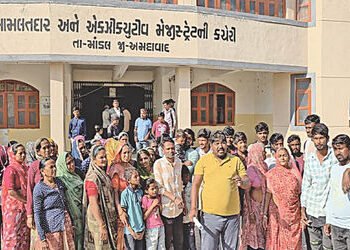 ન્હાવાના ઘાટની જગ્યાએ દૂધ મંડળી બનાવવા સામે ગ્રામજનોમાં વિરોધ | Villagers protest against building a…