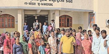 ન્હાવાના ઘાટની જગ્યાએ દૂધ મંડળી બનાવવા સામે ગ્રામજનોમાં વિરોધ | Villagers protest against building a…