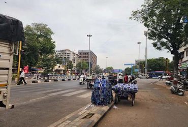 દબાણ મુદ્દે પાલિકાનું એક સાંધે ત્યાં તેર તુટે જેવો ઘાટ: ચૌટા બજારના દબાણ આંશિક દુર થયા ત્યાં અડાજણ પ…