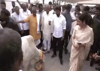 ગાયની પૂજા વખતે તેલંગાણાના મુખ્યમંત્રીએ સૌની સામે બોડીગાર્ડને લાફો ઝીંક્યો, VIDEO વાઈરલ