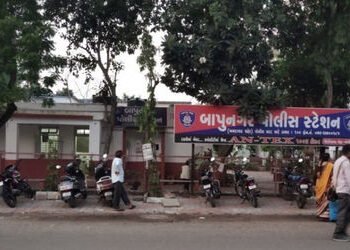 બાપુનગરમાં છરા સાથે આવેલા શખ્સોનો આતંક: પુત્રોની નજર સામે જ પિતાને નિર્દયતાપૂર્વક ફટકાર્યા | Four Me…