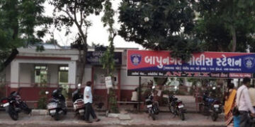 બાપુનગરમાં છરા સાથે આવેલા શખ્સોનો આતંક: પુત્રોની નજર સામે જ પિતાને નિર્દયતાપૂર્વક ફટકાર્યા | Four Me…