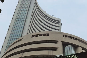 IT, ઓઈલ-ગેસ, બેંકિંગ શેરોમાં ફંડોનું સેલિંગ : સેન્સેક્સ 322 પોઈન્ટ ગબડીને 85440 | Funds sell off IT …