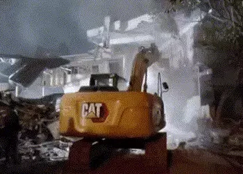 દિલ્હીમાં અડધી રાતે મસ્જિદની આજુબાજુ બુલડોઝર એક્શનથી લોકો લાલઘૂમ, પથ્થરમારો કરાયો