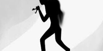 ધ્રાંગધ્રાના રામગઢ ગામે વૃધ્ધાના ઘરેણા લઈ ગઠિયો નાશી છુટયો | A gang member ran away after taking an …