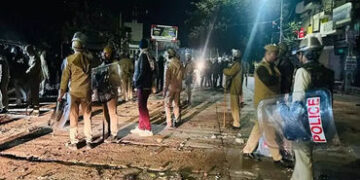 મસ્જિદ પાસેનું દબાણ હટાવવા જતા પોલીસ પર પથ્થરમારો, પાંચ ઘાયલ