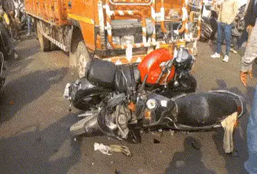 વડોદરા એરપોર્ટ સર્કલ નજીક બેફામ આઈસર ચાલકે એકથી વધુ વાહનોને અડફેટે લીધા, એકનું મોત | Vadodara: One D…