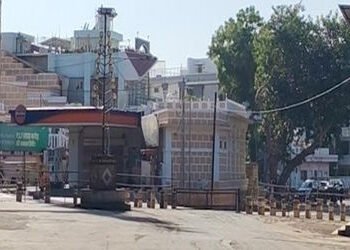 જામનગરમાં તળાવની પાળ પર મંદિરોનો માર્ગ બંધ થતા ભક્તોને થઇ હાલાકી | Public notice to close one road n…