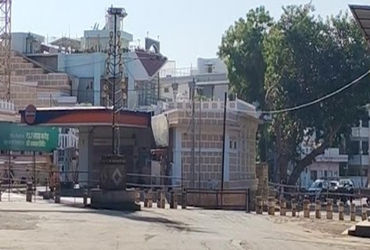 જામનગરમાં તળાવની પાળ પર મંદિરોનો માર્ગ બંધ થતા ભક્તોને થઇ હાલાકી | Public notice to close one road n…