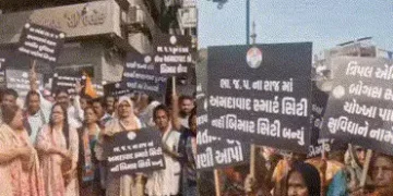 અમદાવાદીઓ માટે ગંદુ પાણી: કોંગ્રેસના નેતાઓએ પ્રદૂષિત પાણી મુદ્દે મેયર બંગલૉ પહોંચીને કર્યો હલ્લાબોલ …
