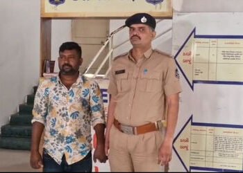 અમદાવાદમાં ફિલ્મી દૃશ્યો સર્જાયા, કારચાલકે પોલીસકર્મીને બોનેટ પર દોઢ કિ.મી. ઢસડ્યો, એકની ધરપકડ | Ahm…