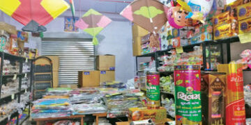 ચાલુ વર્ષ દરમિયાન પતંગોમાં 25 થી 30 ટકા અને દોરીમાં 15 ટકાનો ભાવ વધારો | Prices of kites have increa…