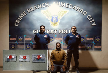 અમદાવાદ: ક્રાઈમ બ્રાન્ચે બે પિસ્તોલ અને ચાર જીવતા કારતૂસ સાથે એક શખસની કરી ધરપકડ | Ahmedabad Crime B…