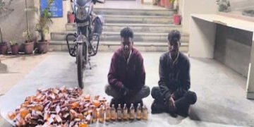 દારૂની હેરાફેરી માટે બાઈકમાં ચોર ખાનાનો નવો કીમિયો, છાણીમાં વધુ એક બાઈકમાંથી 188 બોટલ મળી | Vadodara…