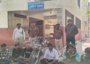 જામનગરમાં નાગનાથ ગેઇટ ચોકડી માં જાહેરમાં બાઈક પર સ્ટંટ કરી રીલ બનાવનારા 6 શખ્સોના પોલીસે સીન વિખી ના…