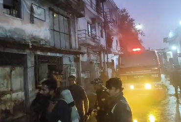 અમદાવાદ: મેમ્કો પાસેના અંબિકા એસ્ટેટની એક ફેક્ટરીમાં આગ, ફાયર બ્રિગેડનો કાફલો ઘટનાસ્થળે, અનેક ફસાયાન…