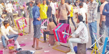 નડિયાદના પતંગ બજારમાં ઉત્તરાયણ પૂર્વેના અંતિમ રવિવારે ગ્રાહકોનો ધસારો | Nadiad kite market sees rush…