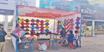 ગેરકાયદેસર પંતગનો સ્ટોલ બનાવી દબાણ કરાતા લારીઓ ધારકોમાં રોષ | Anger among lorry owners over pressure…